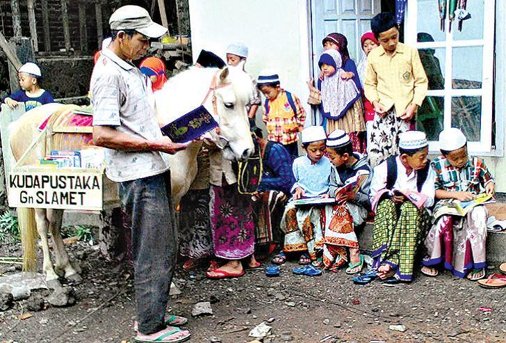 #TrenSosial : `Kuda Pustaka`, Perpustakaan Keliling Ridwan Sururi yang Mendunia