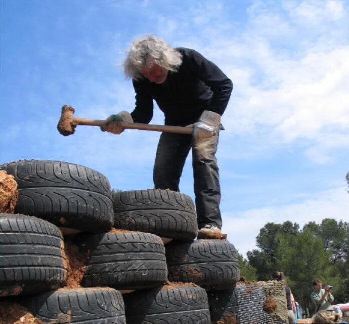 Whoa! Rumah Ini Dibuat Dari Barang Bekas Gan!!