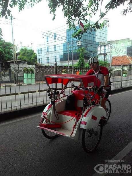 Siapa Bule Misterius Penarik Becak 'Racing' Merah Putih di Jalanan Jakarta?