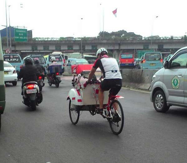 Ada Bule Misterius Yang Suka Narik Becak Merah Putih, Siapakah Dia?