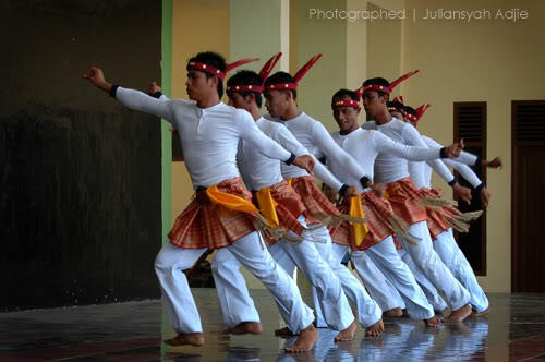 Kayanya budaya indonesia dengan ragam tarian daerah