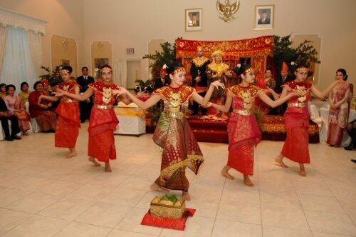 Kayanya budaya indonesia dengan ragam tarian daerah