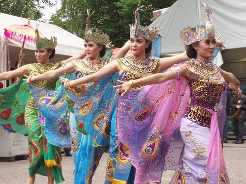 Kayanya budaya indonesia dengan ragam tarian daerah
