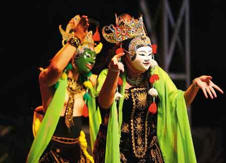 Kayanya budaya indonesia dengan ragam tarian daerah