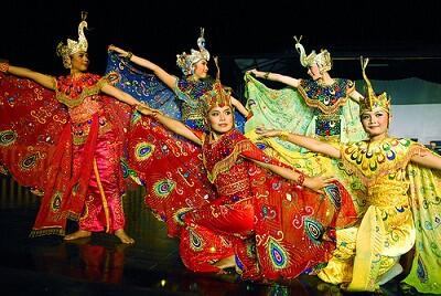 Kayanya budaya indonesia dengan ragam tarian daerah
