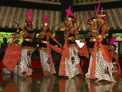 Kayanya budaya indonesia dengan ragam tarian daerah