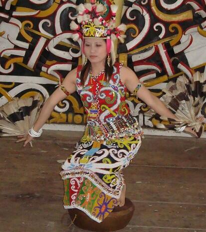 Kayanya budaya indonesia dengan ragam tarian daerah