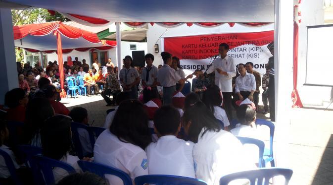 Serahkan Kartu Sakti, Jokowi Juga Bagi-bagi Sepeda di‎ Manado