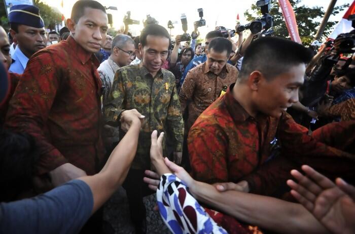 Rendah Hati, Jokowi Turun Mobil demi Salami Murid dan Guru SD