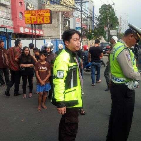 Pemoge yang Bergaya Bak Polisi Terobos Busway