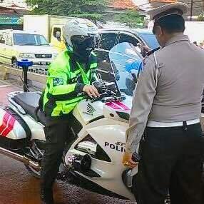 Pemoge yang Bergaya Bak Polisi Terobos Busway