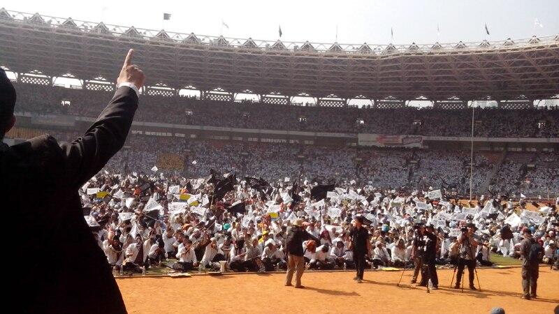 Rapat dan Pawai Akbar di Gelora Bung Karno ke Bundaran HI di Hadiri 150.000 Peserta