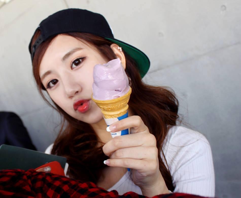 Yang fansnya Ye JungHwa nih gue punya foto lucu lucunya dia :3