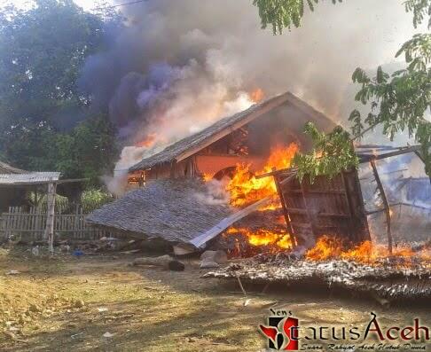 Gerebek Orang Mesum, Oknum Polisi Pemilik Pukuli Warga, Cafenya Pun Dibakar Massa