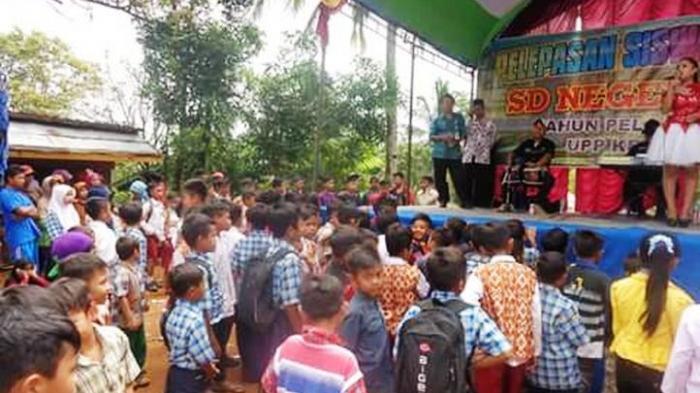 Geger . . ! Pelepasan Siswa SD Dihibur Para Biduan Dangdut