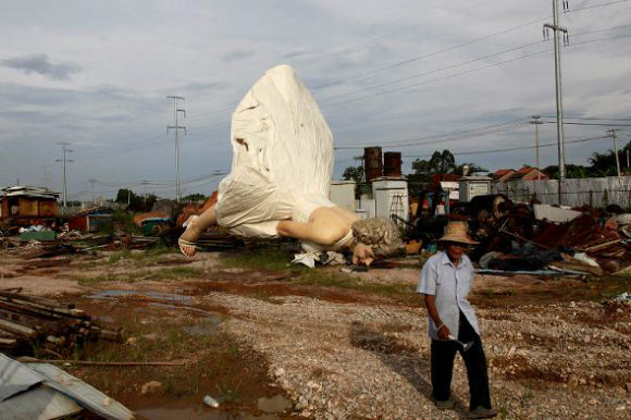 PATUNG MARILYN MONROE DI BUANG KE TPA ? ADA APA?