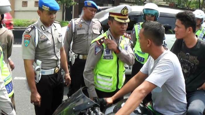 Nggak pakai helm, tentara ini marah-marah saat mau ditilang polisi