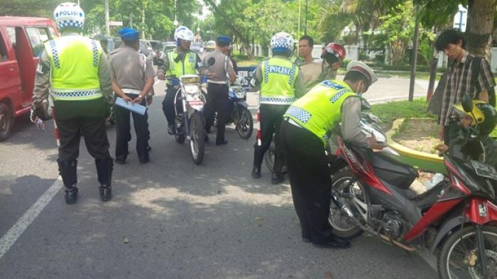 Nggak pakai helm, tentara ini marah-marah saat mau ditilang polisi