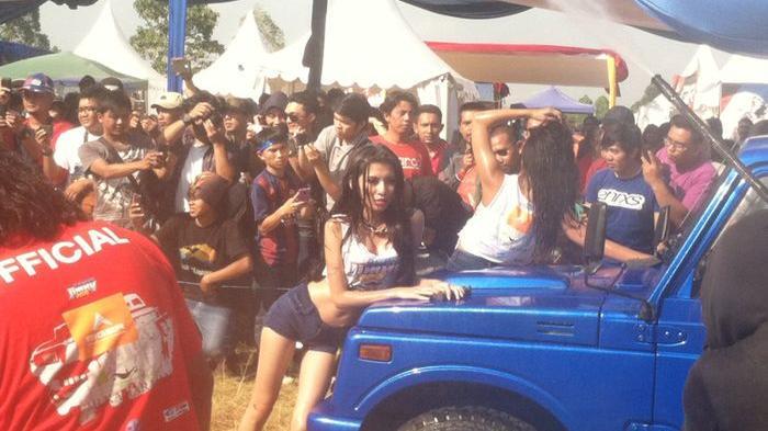 Wow, Ada 4 Model Seksi dan Cantik Cuci Mobil di Lautan Jimny 2015