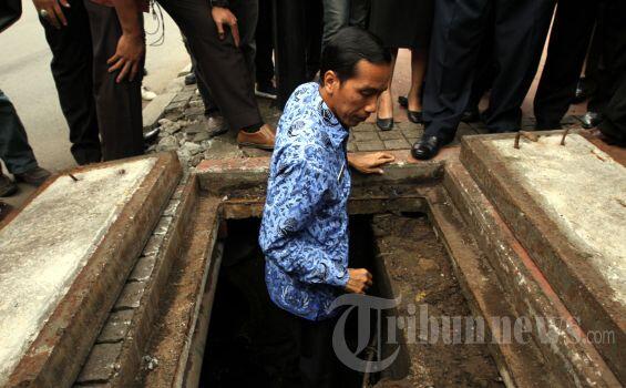 Masyarakat Blitar Berlarian Sambut Jokowi