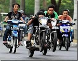 6 Type Biker Dilihat Dari Cara Pakai Helm