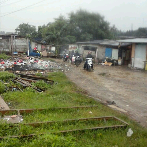 jakarta metropolitan, tapi masih ada jalanan miris seperti dipedalaman papua