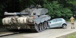 Sedang Belajar Mengemudi, Mobil Pemuda Inggris Dilindas Tank
