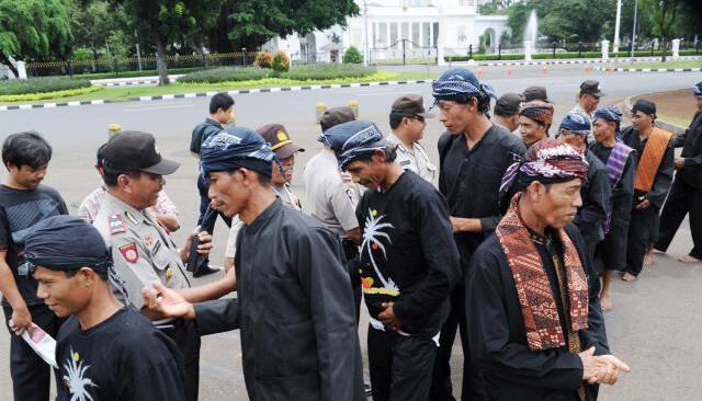 Mengenal Kelompok Samin, Kaum Bercelana Pendek Yang Pantang Berpoligami