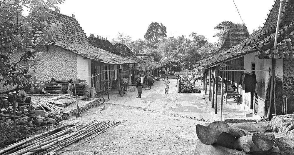 Mengenal Kelompok Samin, Kaum Bercelana Pendek Yang Pantang Berpoligami