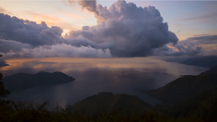 Mengejar Sunrise Di Bibir Danau Toba!