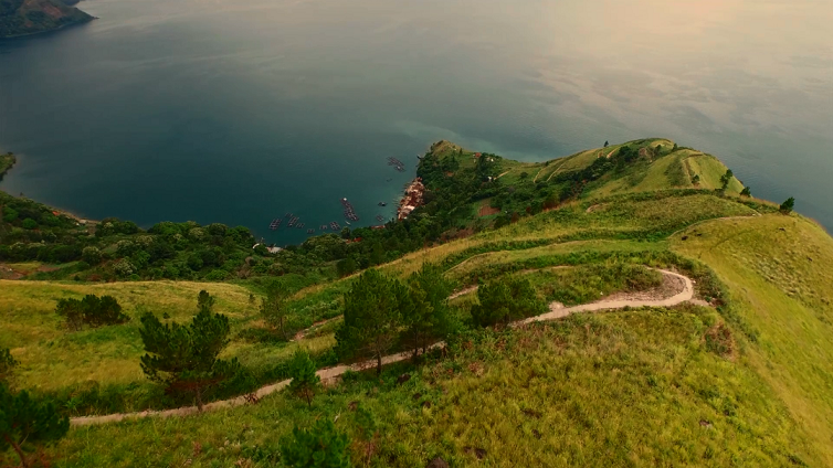 Mengejar Sunrise Di Bibir Danau Toba!