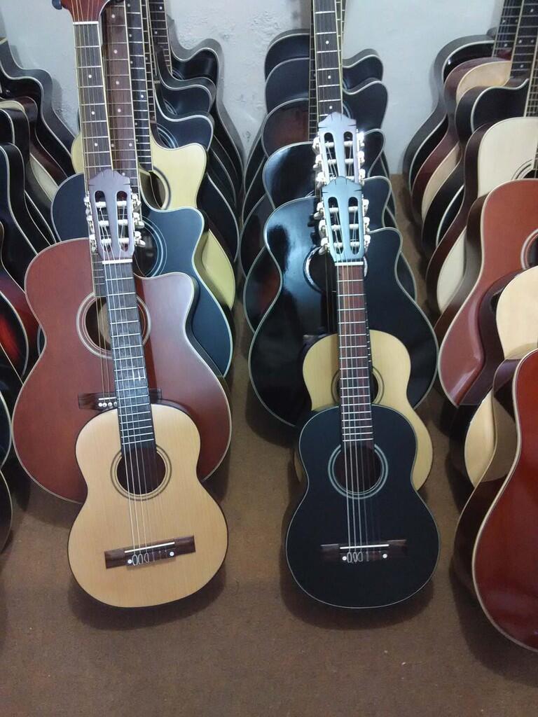 Terjual Gitar junior gitar lele gitar kecil 6 senar 