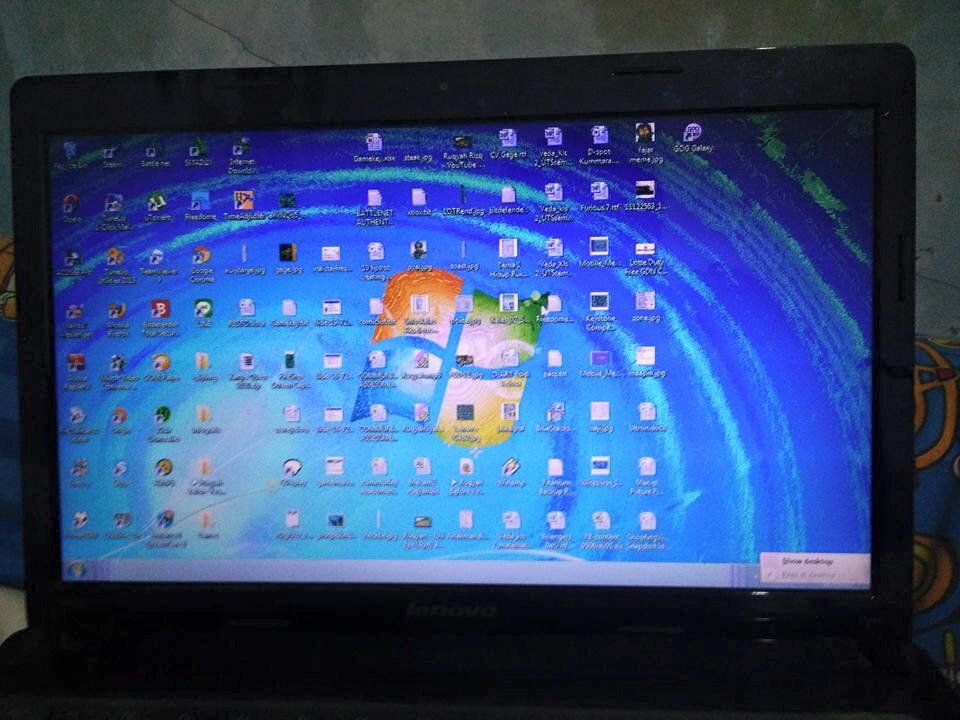 Ini layar laptop jadi grainy dan berubah warna kenapa ya?