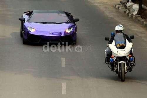 ENAKNYA JADI ORANG KAYA..Lamborghini Tanpa Nopol Depan ini Dikawal Patwal