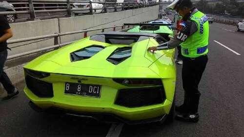 ENAKNYA JADI ORANG KAYA..Lamborghini Tanpa Nopol Depan ini Dikawal Patwal