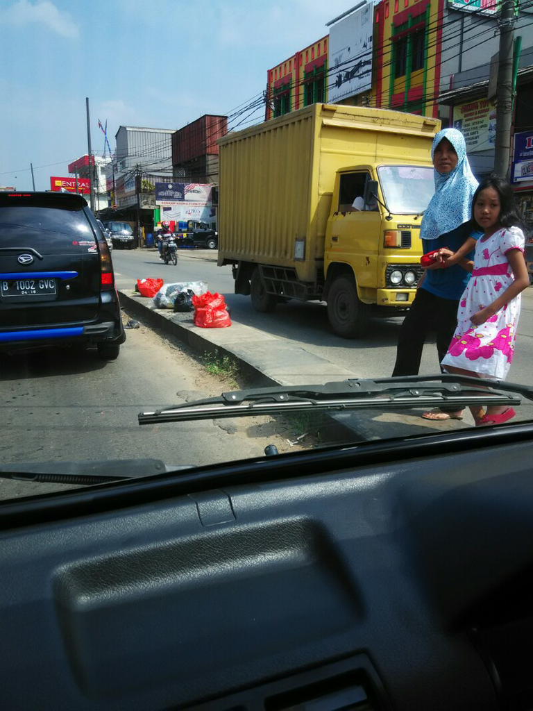 ini tong sampah atau jalan sih ?