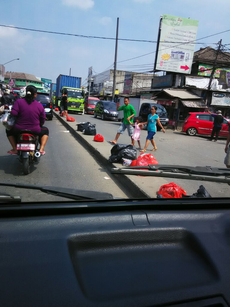 ini tong sampah atau jalan sih ?