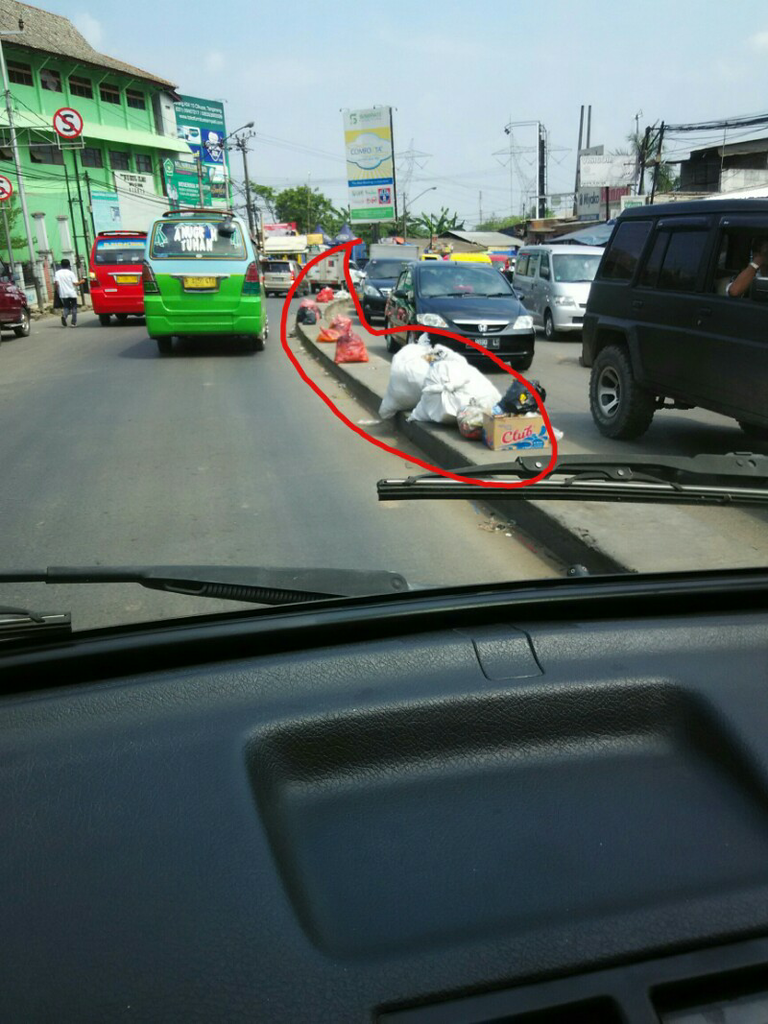 ini tong sampah atau jalan sih ?