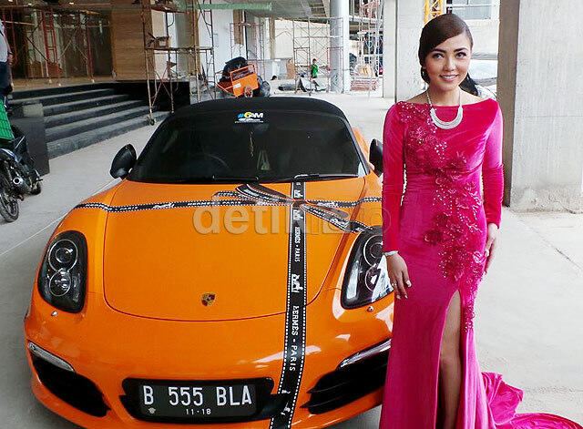 ENAKNYA JADI ORANG KAYA..Lamborghini Tanpa Nopol Depan ini Dikawal Patwal