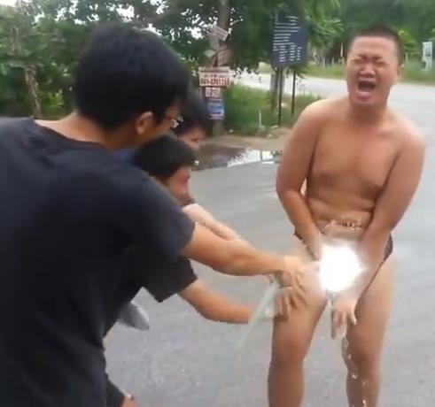 &#91;Super Funny&#93; Jackass Thailand Boy : Memantang Memasukkan Semut Api pd Otongnya