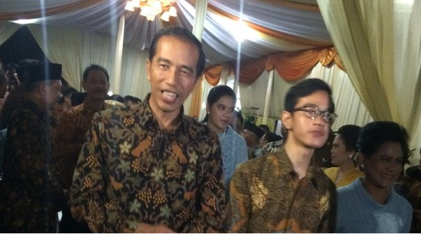 Keluarga Jokowi disuguhkan Lontong Opor dan Teh saat Lamaran