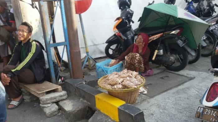 Demi Sesuap Nasi, Nenek 111 Tahun Ini Jualan Kacang Rebus di Stasiun Tugu Yogya