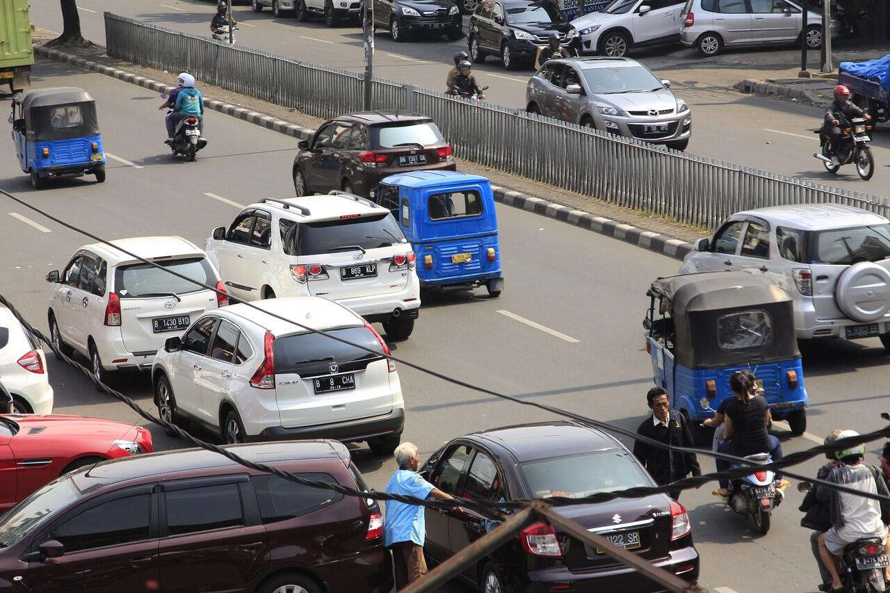 Jakarta Macet Di Padat Kan Oleh Parkiran Mobil Bebas....!!!!!!!