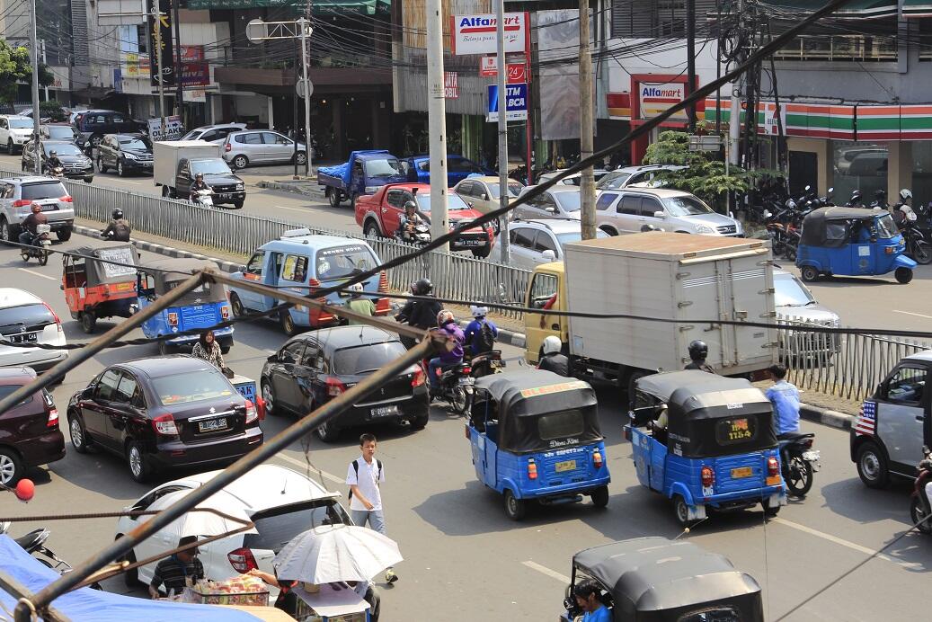 Jakarta Macet Di Padat Kan Oleh Parkiran Mobil Bebas....!!!!!!!