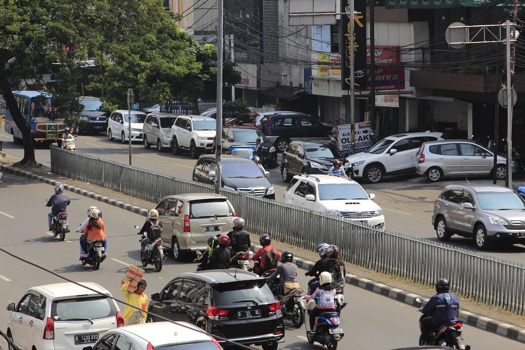 Jakarta Macet Di Padat Kan Oleh Parkiran Mobil Bebas....!!!!!!!