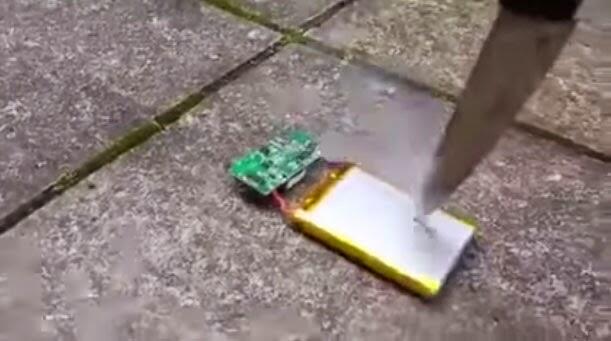 AWAS! Berbahaya, Jangan Sembarangan Menusuk Baterai Handphone Agan...