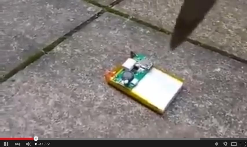 AWAS! Berbahaya, Jangan Sembarangan Menusuk Baterai Handphone Agan...