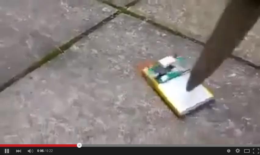 AWAS! Berbahaya, Jangan Sembarangan Menusuk Baterai Handphone Agan...
