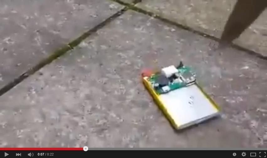 AWAS! Berbahaya, Jangan Sembarangan Menusuk Baterai Handphone Agan...