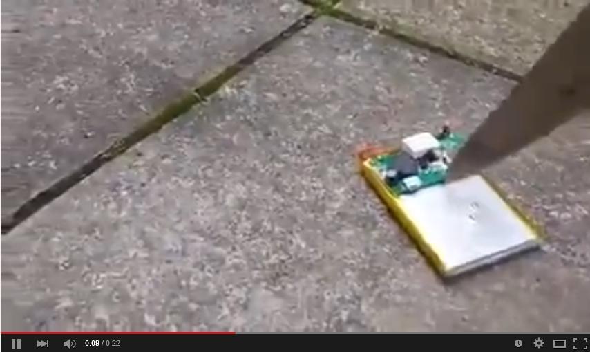 AWAS! Berbahaya, Jangan Sembarangan Menusuk Baterai Handphone Agan...
